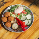 Falafel Teller mit gegrilltem Gemüse, Salat und Sauce